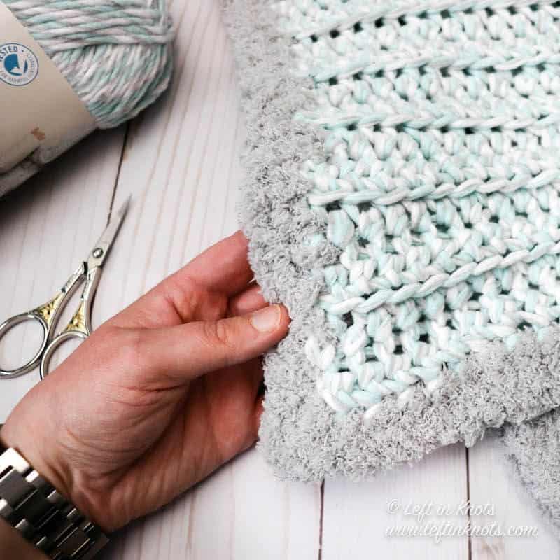 An easy HDC baby blanket made with chunky yarn
