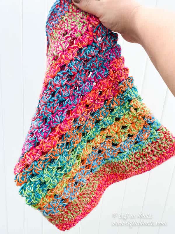A fast and easy crochet market bag made with the iris stitch