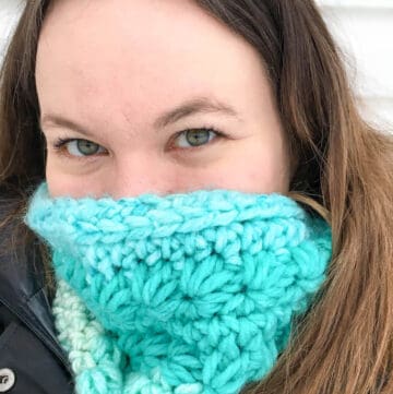 A turquoise crochet cowl made with the star stitch